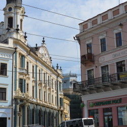 Початок вул. Кобилянської - колишній гостиний двір Три корони (зліва)